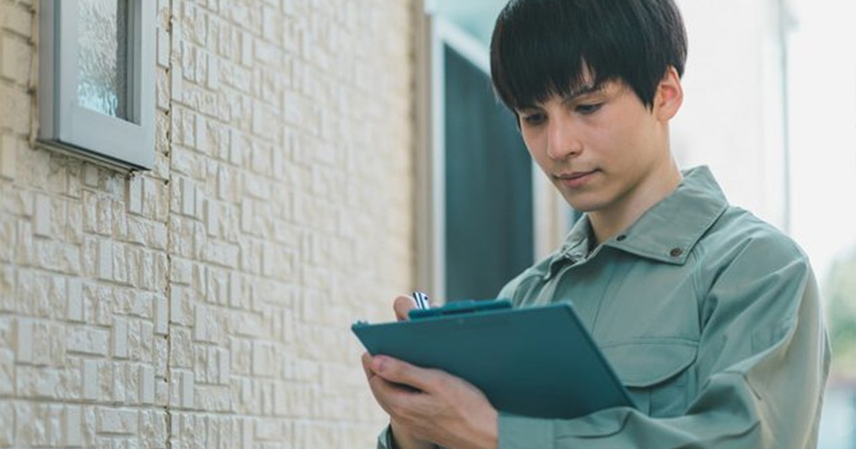 外壁塗装が剥がれる原因とは？塗装が剥離した際の補修方法を解説