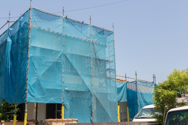 塗装工事をしている戸建て住宅