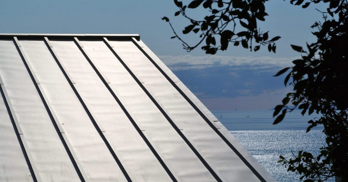 ガルバリウム鋼板の屋根と勾配の関係性は？縦葺きなど施工方法の違い
