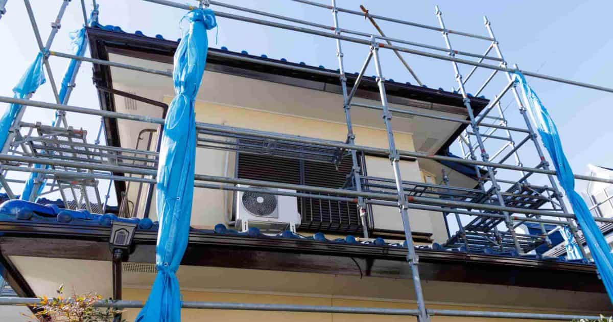 屋根塗装で足場なしは違法？足場が必要な理由と費用の相場について