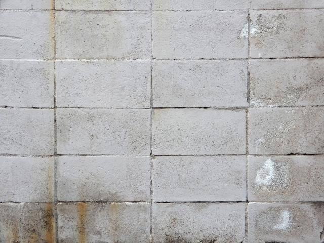 古く汚れたコンクリートブロック壁