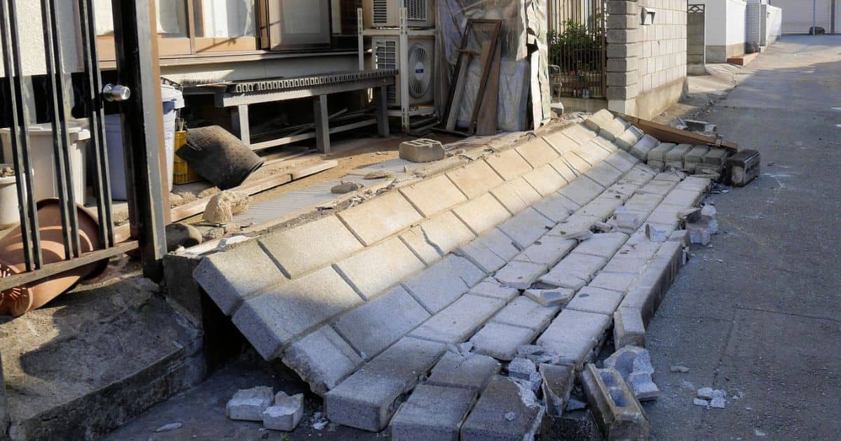 熊本地震の翌日、被害を受けた住宅街と倒れたブロック塀