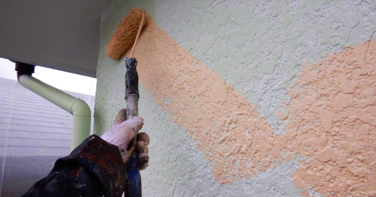 外壁の塗装は何年もつ？塗料別の耐用年数と塗り替えのタイミング