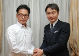 スタッフ画像:古井戸代表(左)とボクシング元世界チャンピオンの畑山隆則氏(右)