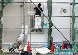 スタッフ画像:安全で確実な外壁塗装は足場から―焼津市の山田塗装